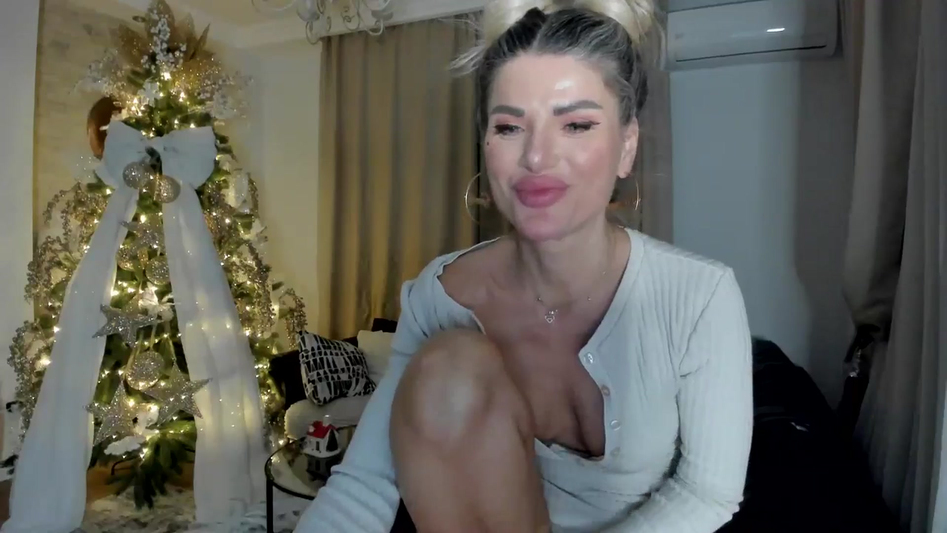 Gallery image thumbnail from TotalBella's myfreecams stream on, 12/16/2024, 02:53 image 19 of 20