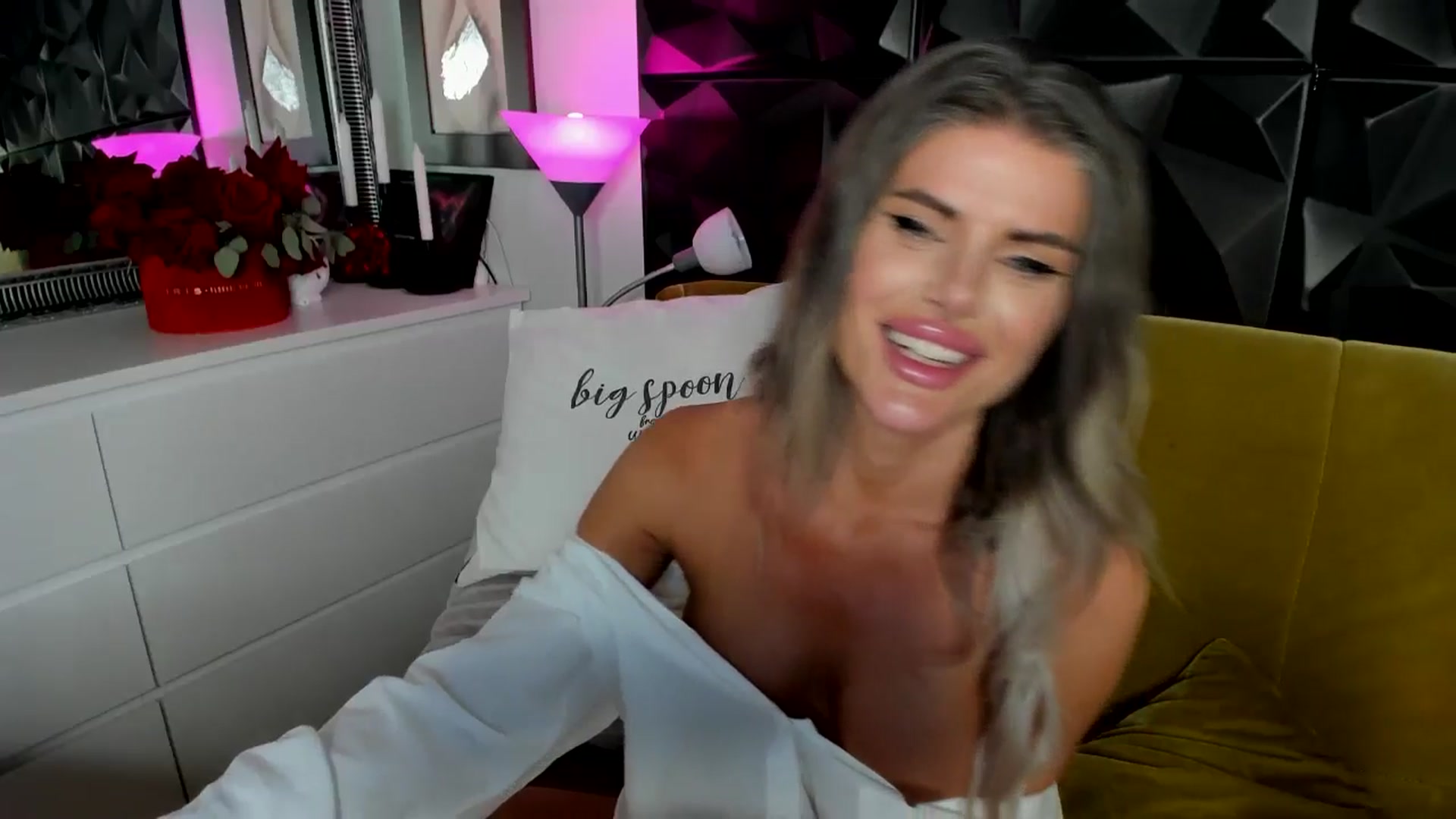 Gallery image thumbnail from TotalBella's myfreecams stream on, 09/24/2025, 01:47 image 17 of 20