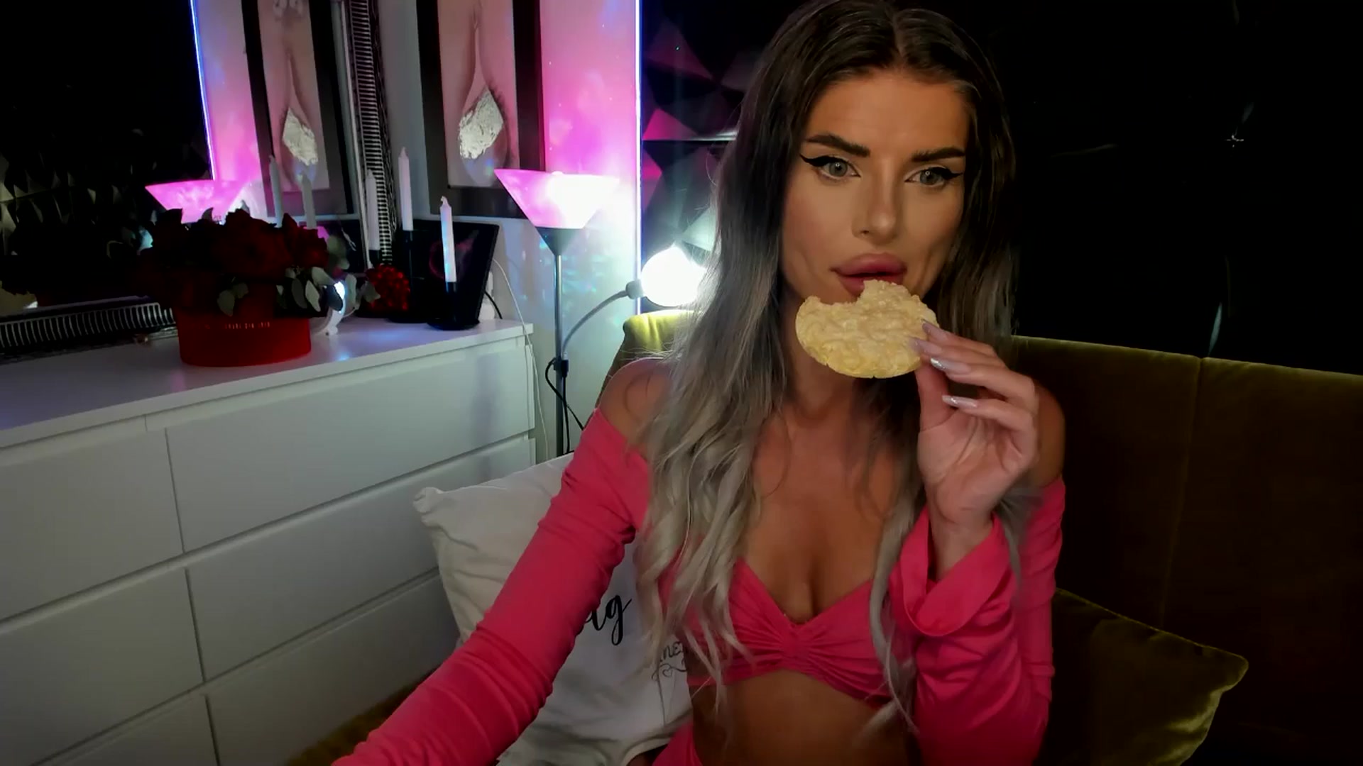 Gallery image thumbnail from TotalBella's myfreecams stream on, 09/25/2025, 23:41 image 4 of 20