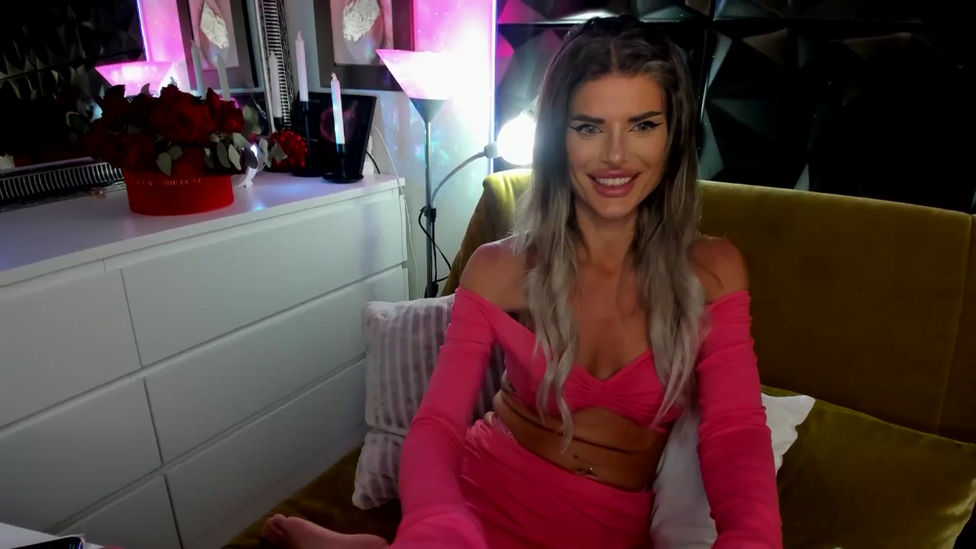Gallery image thumbnail from TotalBella's myfreecams stream on, 09/26/2025, 01:12 image 6 of 20