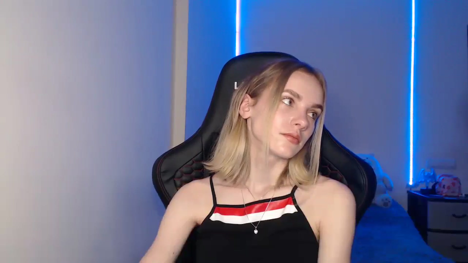 Gallery image thumbnail from Tricky_Nikki's myfreecams stream on, 08/18/2023, 18:06 image 16 of 20