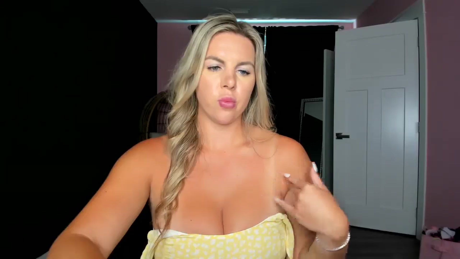 Gallery image thumbnail from TripleDBabe's myfreecams stream on, 07/15/2025, 17:56 image 7 of 20