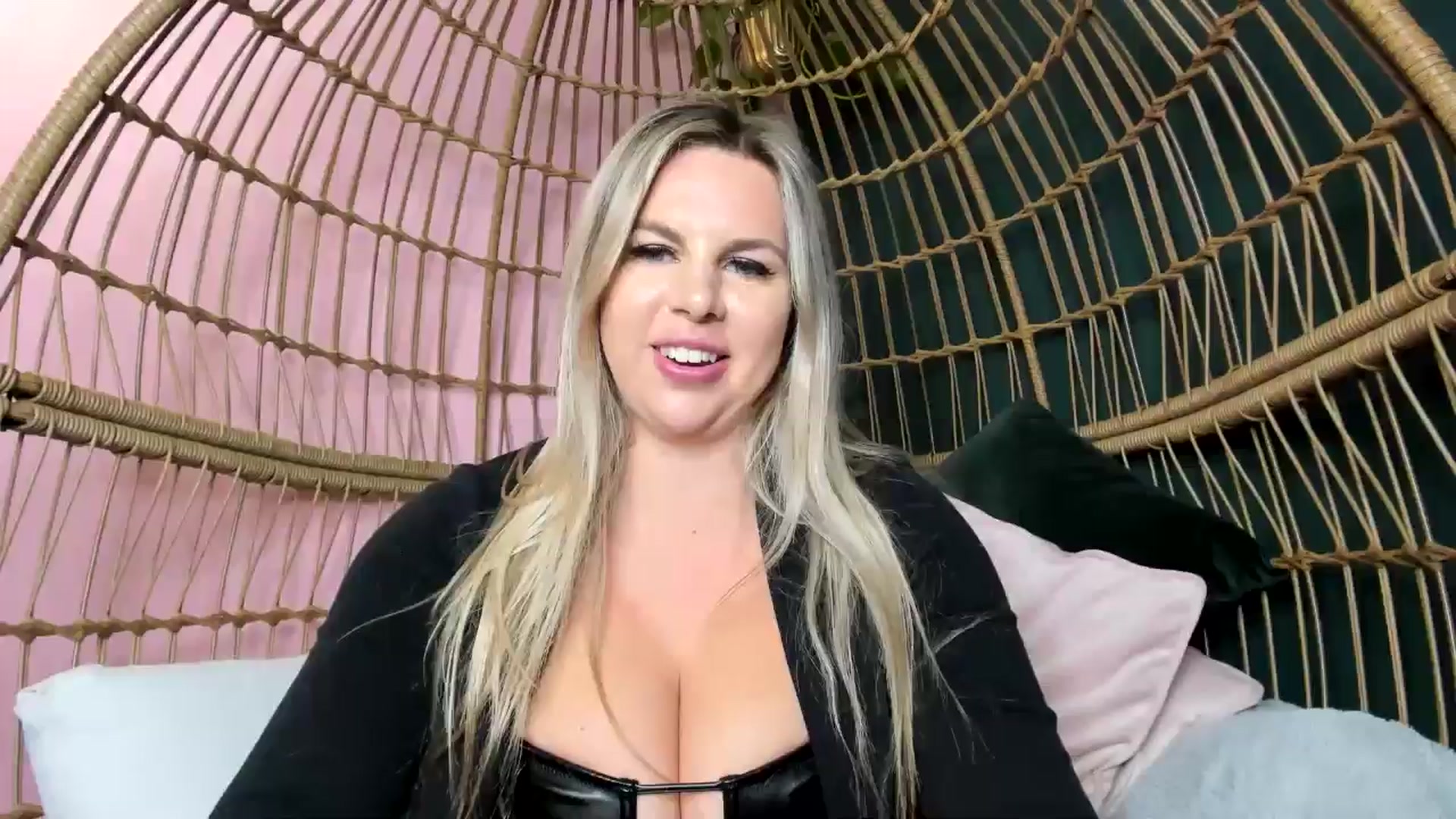 Gallery image thumbnail from TripleDBabe's myfreecams stream on, 04/28/2026, 23:53 image 1 of 20
