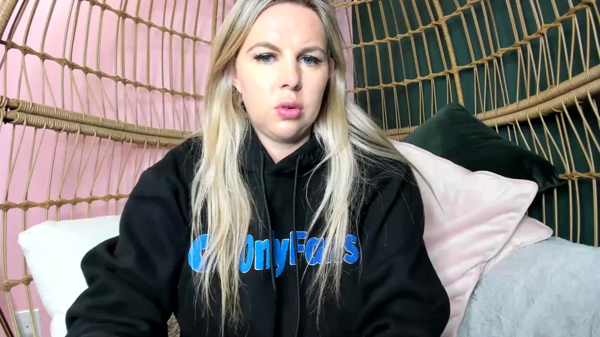 Gallery image thumbnail from TripleDBabe's myfreecams stream on, 04/29/2026, 24:34 image 2 of 20