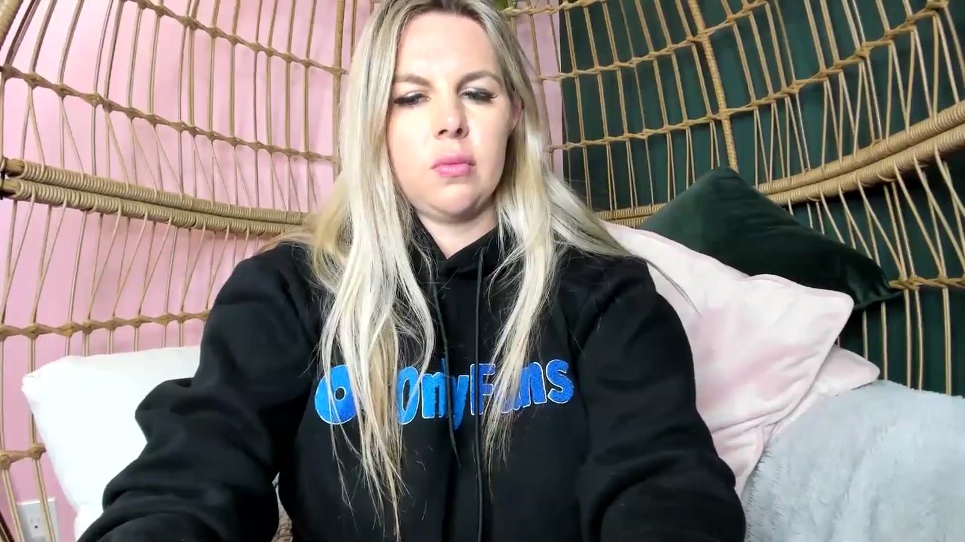Gallery image thumbnail from TripleDBabe's myfreecams stream on, 04/29/2026, 24:34 image 11 of 20