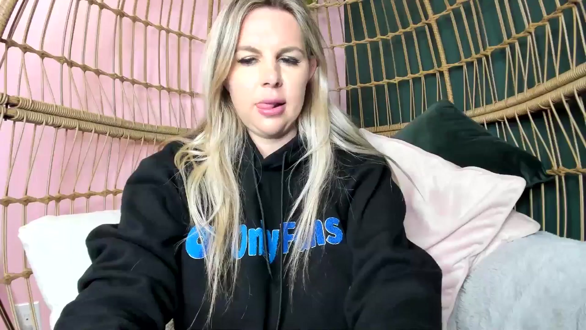 Gallery image thumbnail from TripleDBabe's myfreecams stream on, 04/29/2026, 24:34 image 4 of 20