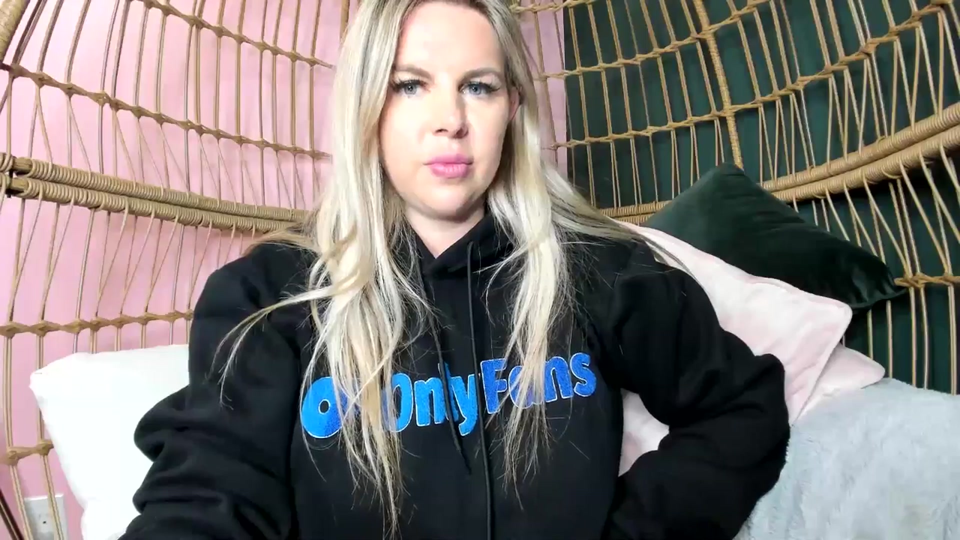 Gallery image thumbnail from TripleDBabe's myfreecams stream on, 04/29/2026, 24:34 image 7 of 20