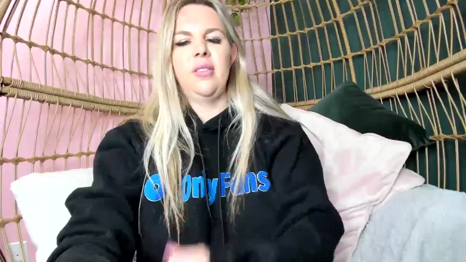 Gallery image thumbnail from TripleDBabe's myfreecams stream on, 04/29/2026, 24:34 image 9 of 20
