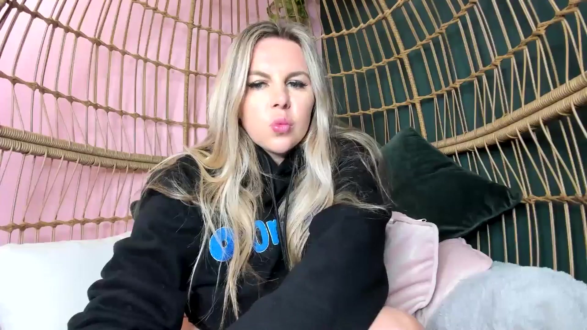 Gallery image thumbnail from TripleDBabe's myfreecams stream on, 04/29/2026, 24:34 image 17 of 20
