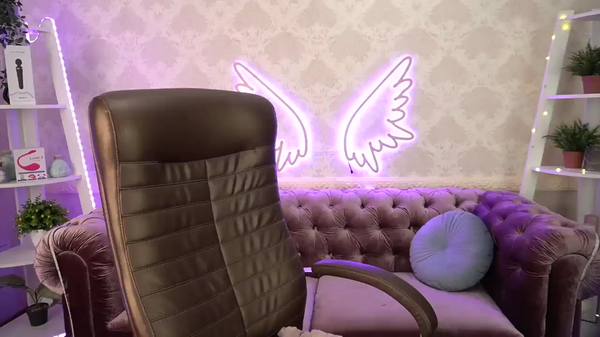 Gallery image thumbnail from TrixieHey's myfreecams stream on, 03/31/2024, 19:45 image 2 of 20