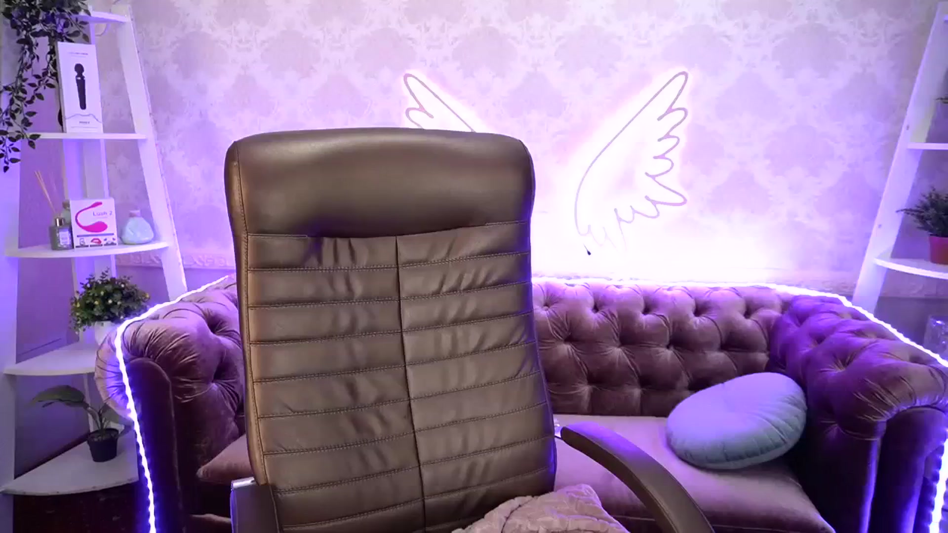 Gallery image thumbnail from TrixieHey's myfreecams stream on, 04/08/2024, 24:01 image 2 of 20