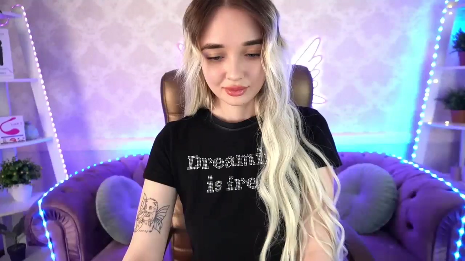 Gallery image thumbnail from TrixieHey's myfreecams stream on, 04/27/2024, 19:35 image 17 of 20