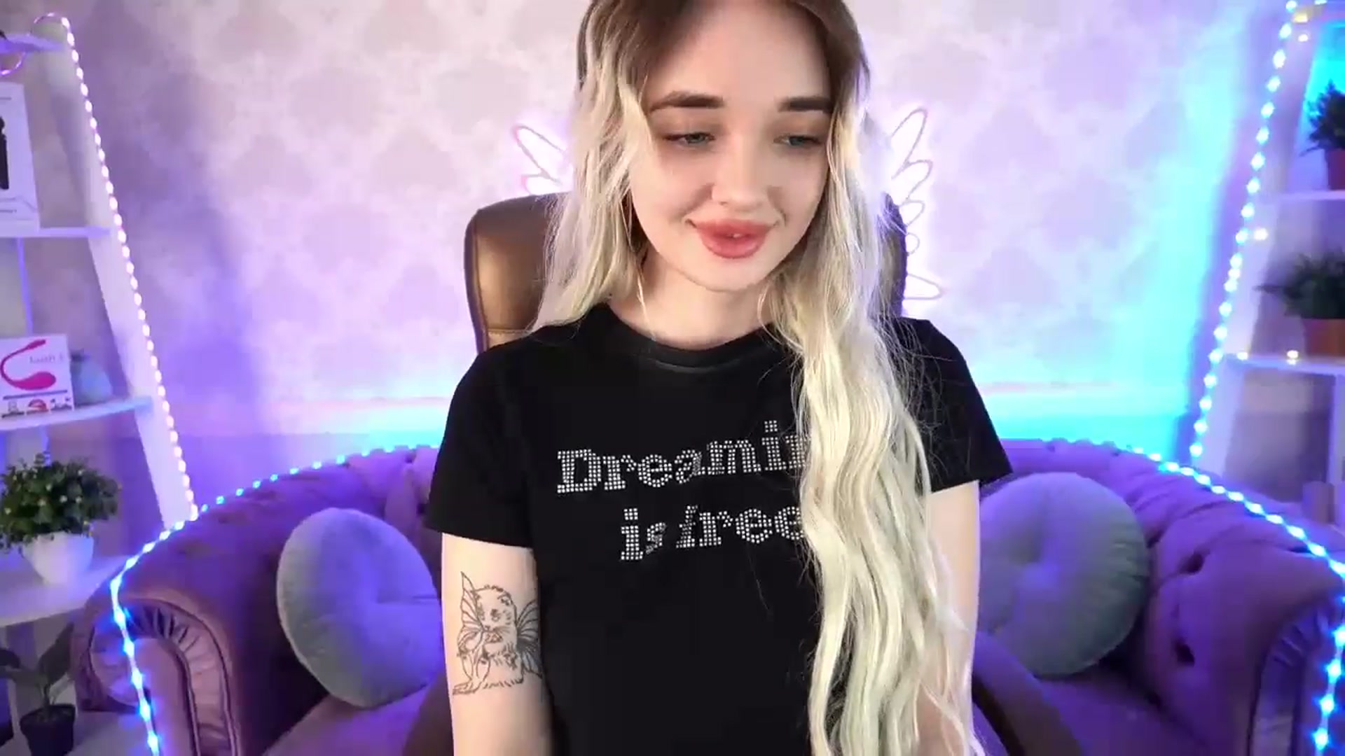 Gallery image thumbnail from TrixieHey's myfreecams stream on, 04/27/2024, 19:35 image 16 of 20