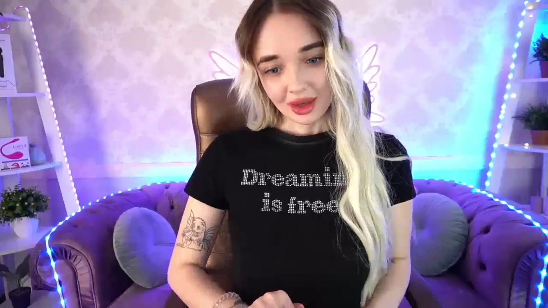 Gallery image thumbnail from TrixieHey's myfreecams stream on, 04/27/2024, 19:35 image 14 of 20