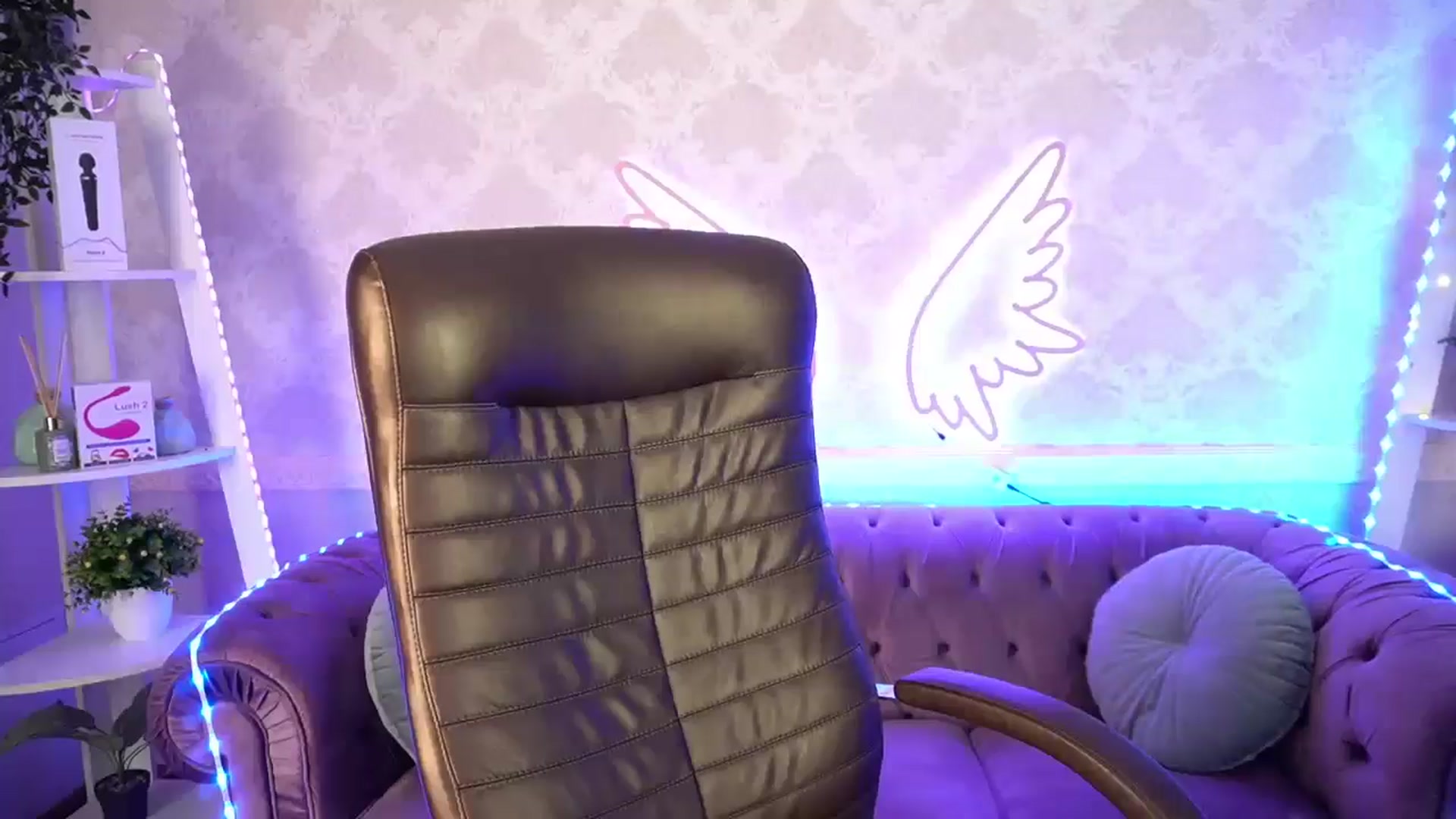 Gallery image thumbnail from TrixieHey's myfreecams stream on, 04/27/2024, 21:01 image 18 of 20