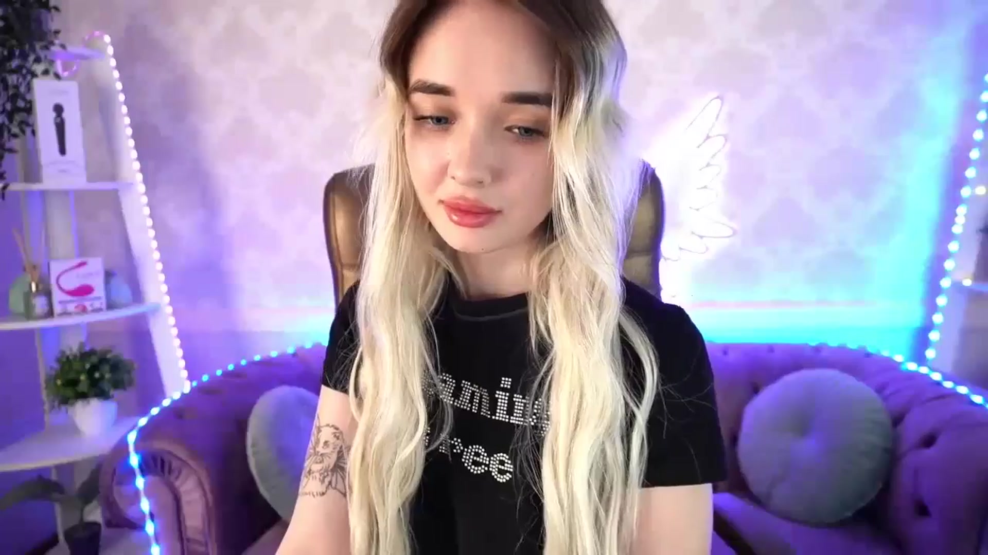 Gallery image thumbnail from TrixieHey's myfreecams stream on, 04/27/2024, 21:01 image 7 of 20