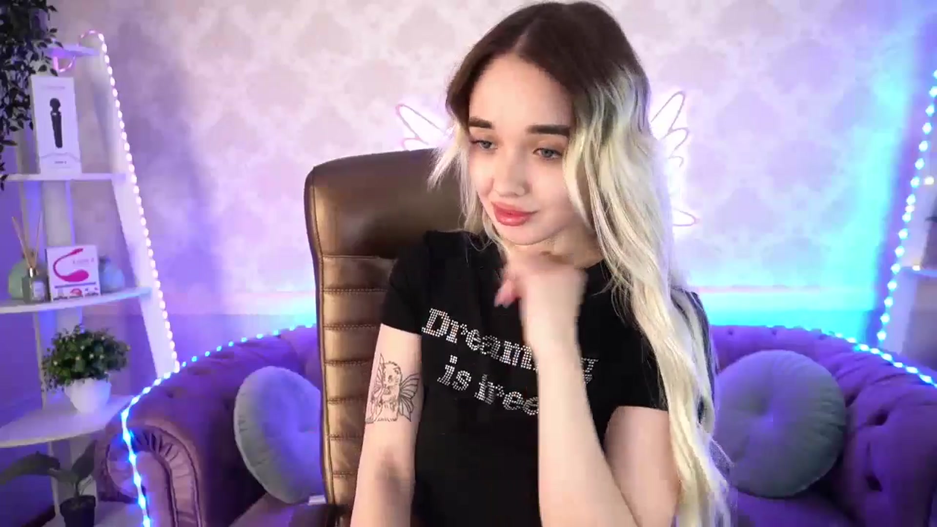 Gallery image thumbnail from TrixieHey's myfreecams stream on, 04/27/2024, 21:01 image 11 of 20