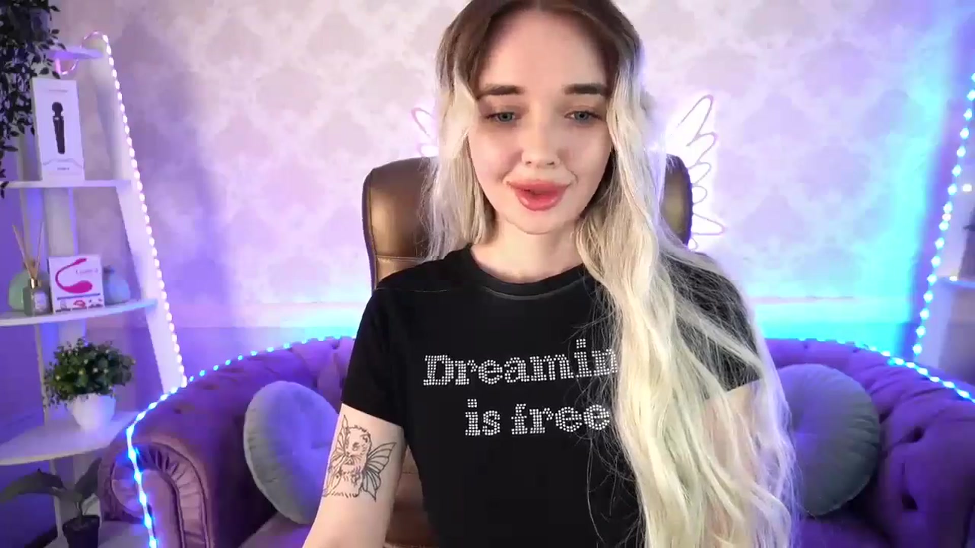 Gallery image thumbnail from TrixieHey's myfreecams stream on, 04/27/2024, 21:01 image 16 of 20