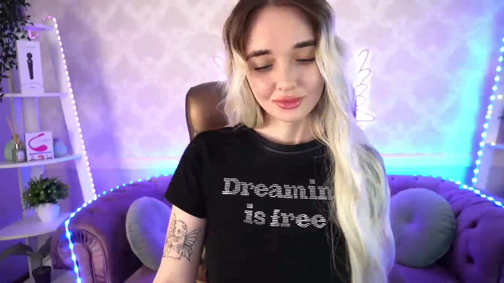 Gallery image thumbnail from TrixieHey's myfreecams stream on, 04/27/2024, 21:01 image 14 of 20