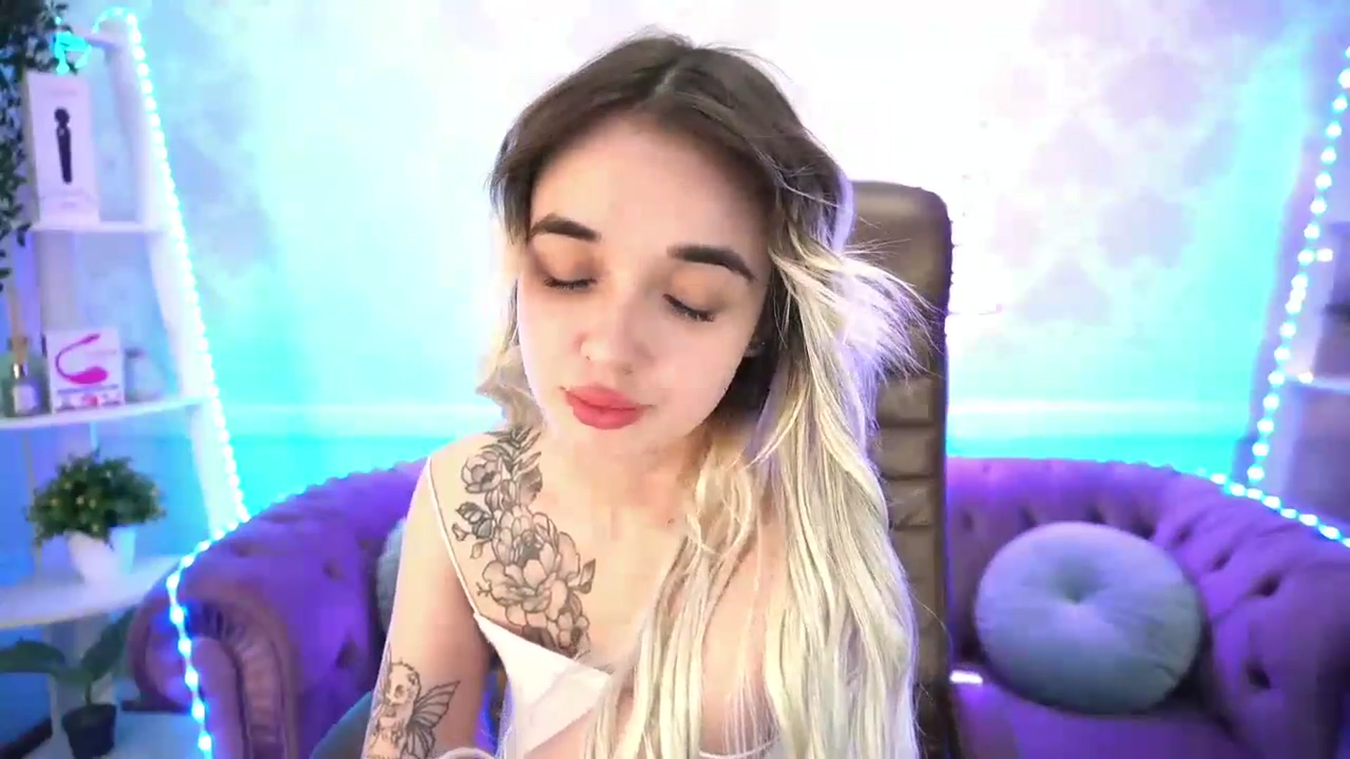 Gallery image thumbnail from TrixieHey's myfreecams stream on, 05/06/2024, 24:35 image 5 of 20