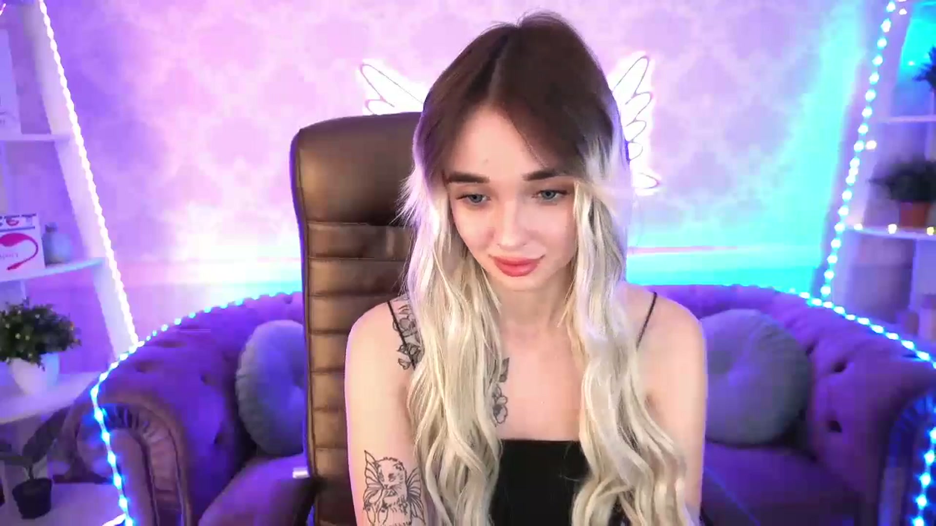 Gallery image thumbnail from TrixieHey's myfreecams stream on, 05/07/2024, 20:21 image 18 of 20
