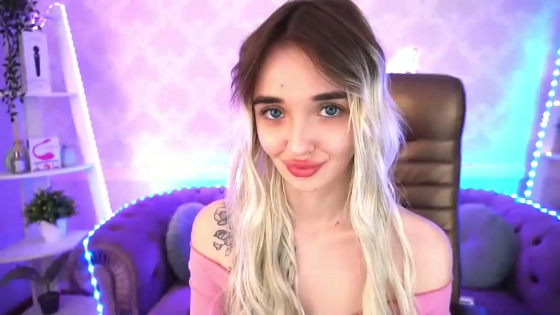Gallery image thumbnail from TrixieHey's myfreecams stream on, 05/08/2024, 02:00 image 13 of 20