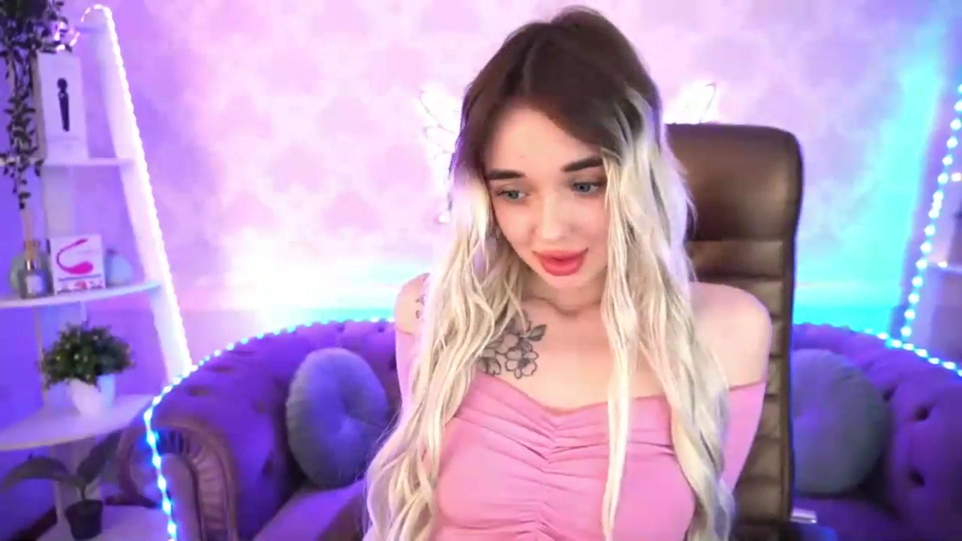 Gallery image thumbnail from TrixieHey's myfreecams stream on, 05/08/2024, 02:00 image 15 of 20