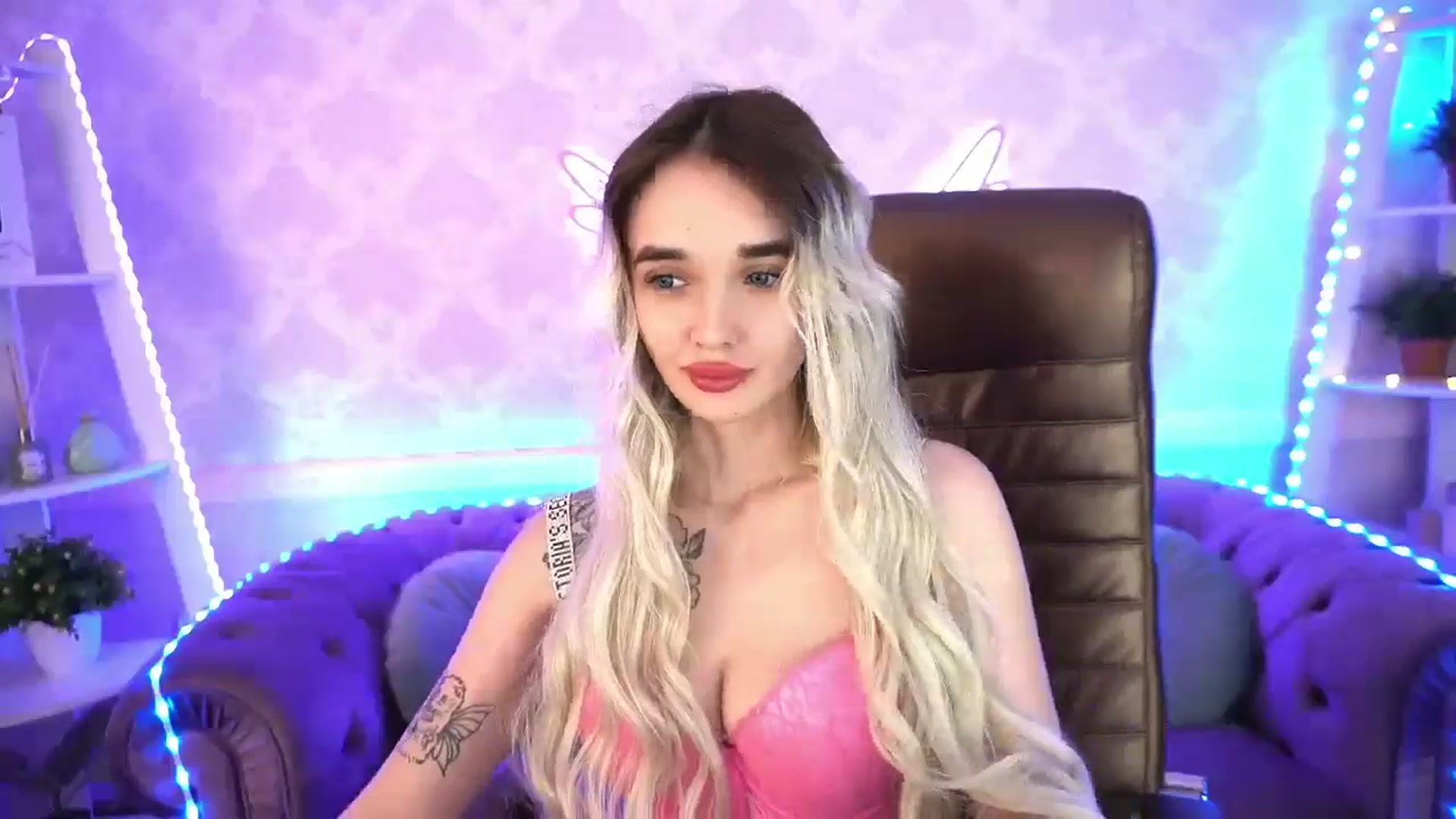 Gallery image thumbnail from TrixieHey's myfreecams stream on, 05/10/2024, 24:14 image 9 of 20