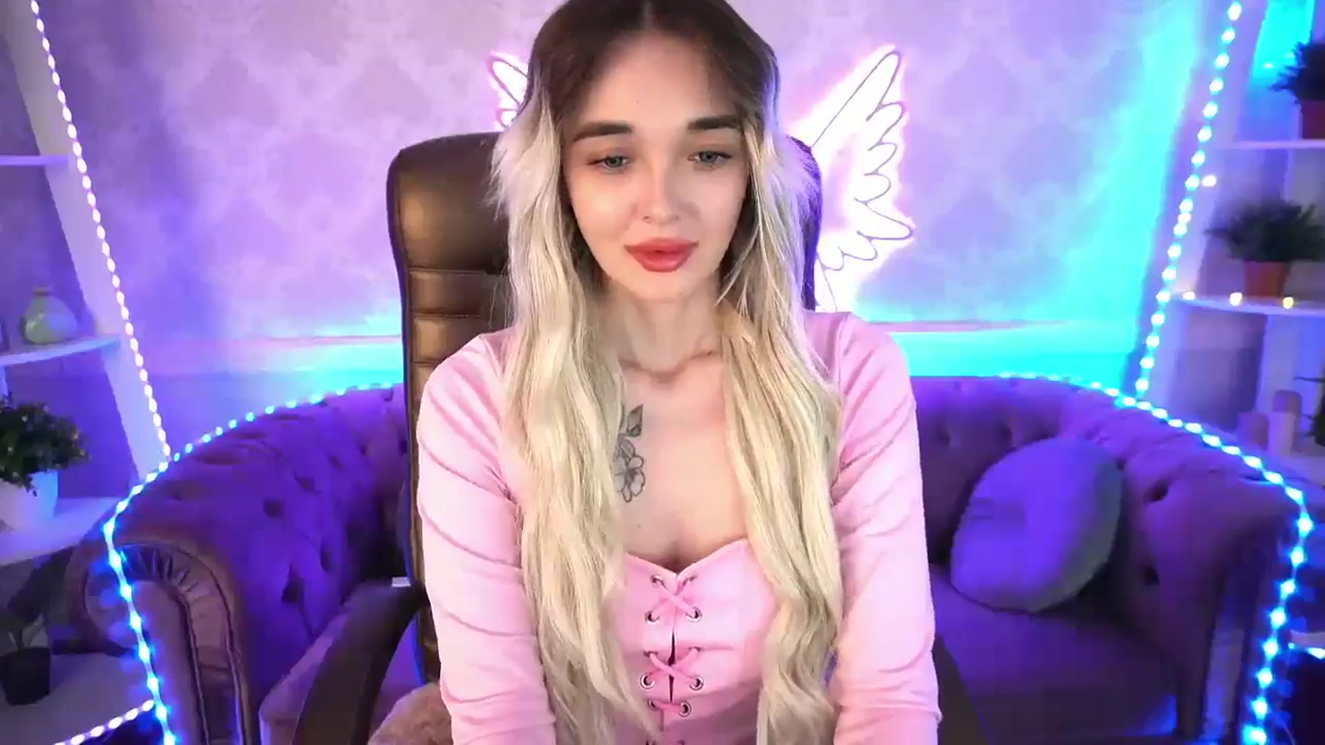 Gallery image thumbnail from TrixieHey's myfreecams stream on, 05/13/2024, 24:08 image 8 of 20