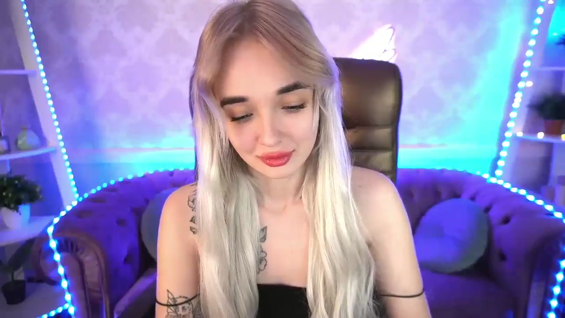 Gallery image thumbnail from TrixieHey's myfreecams stream on, 05/15/2024, 24:03 image 4 of 20