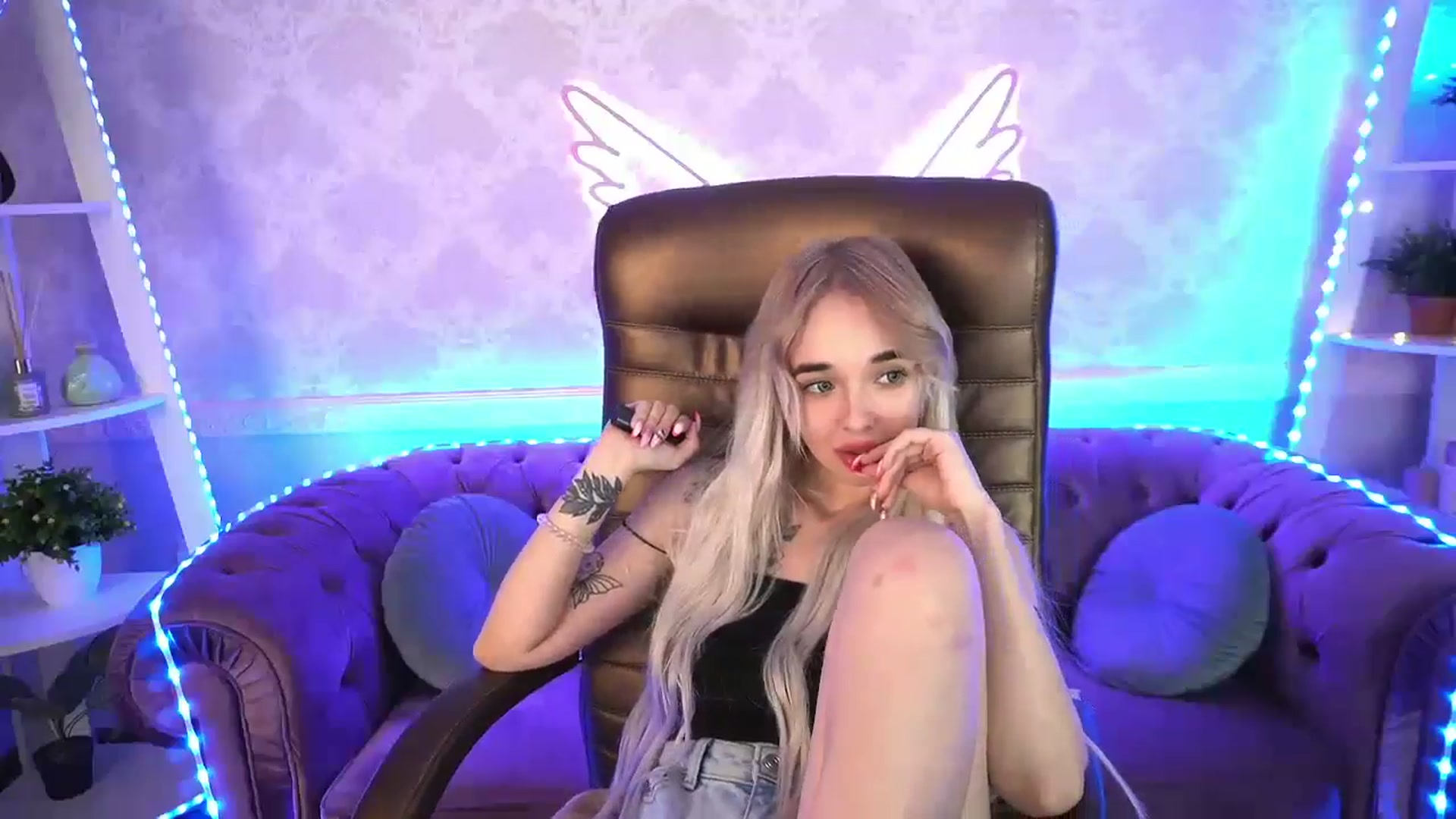 Gallery image thumbnail from TrixieHey's myfreecams stream on, 05/15/2024, 24:03 image 20 of 20
