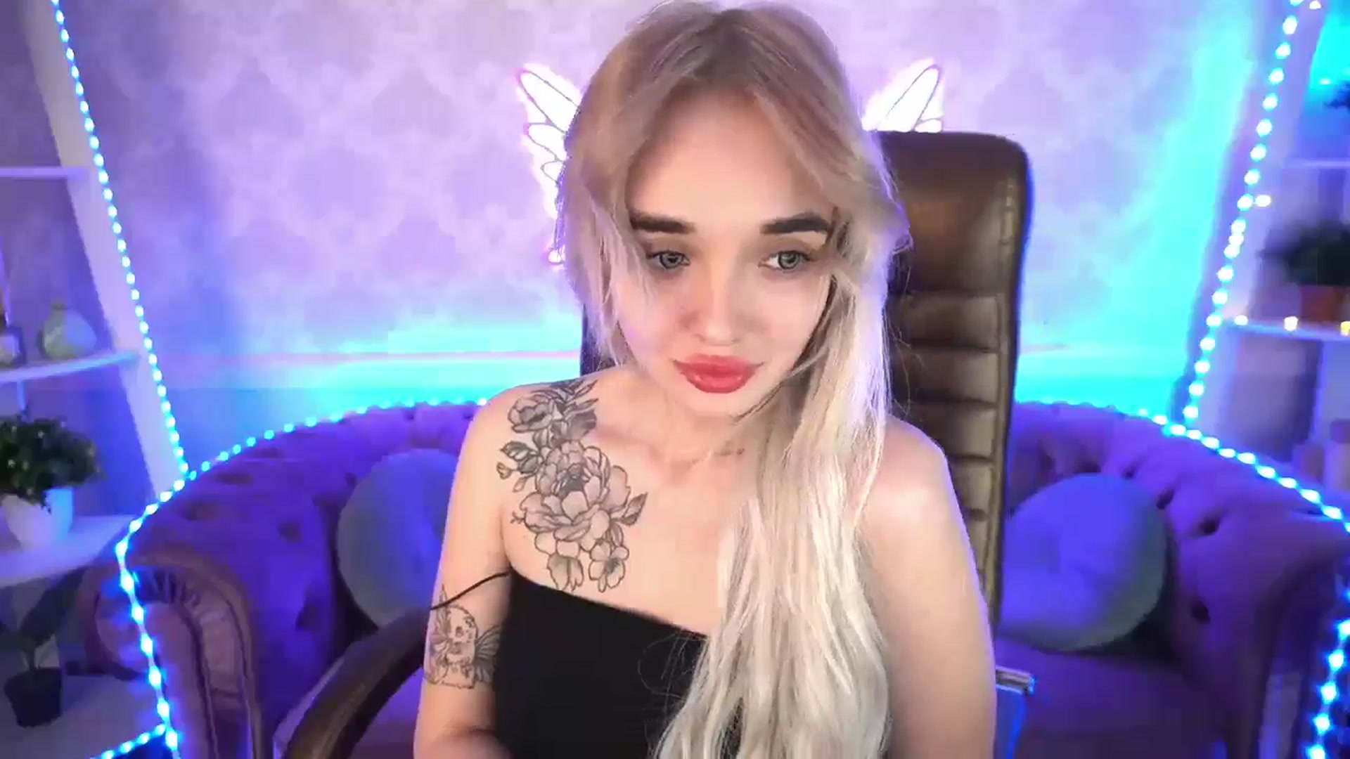 Gallery image thumbnail from TrixieHey's myfreecams stream on, 05/15/2024, 24:03 image 8 of 20