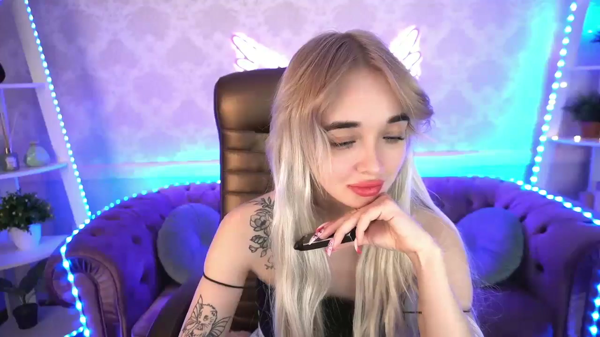 Gallery image thumbnail from TrixieHey's myfreecams stream on, 05/15/2024, 24:03 image 18 of 20