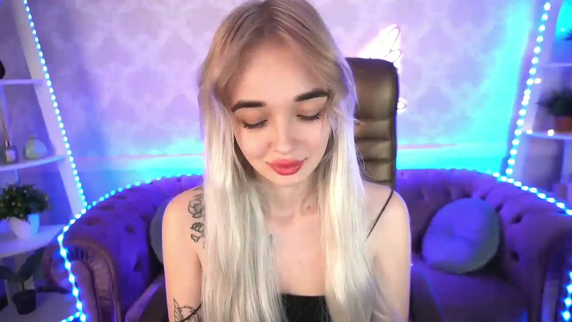 Gallery image thumbnail from TrixieHey's myfreecams stream on, 05/15/2024, 24:03 image 13 of 20