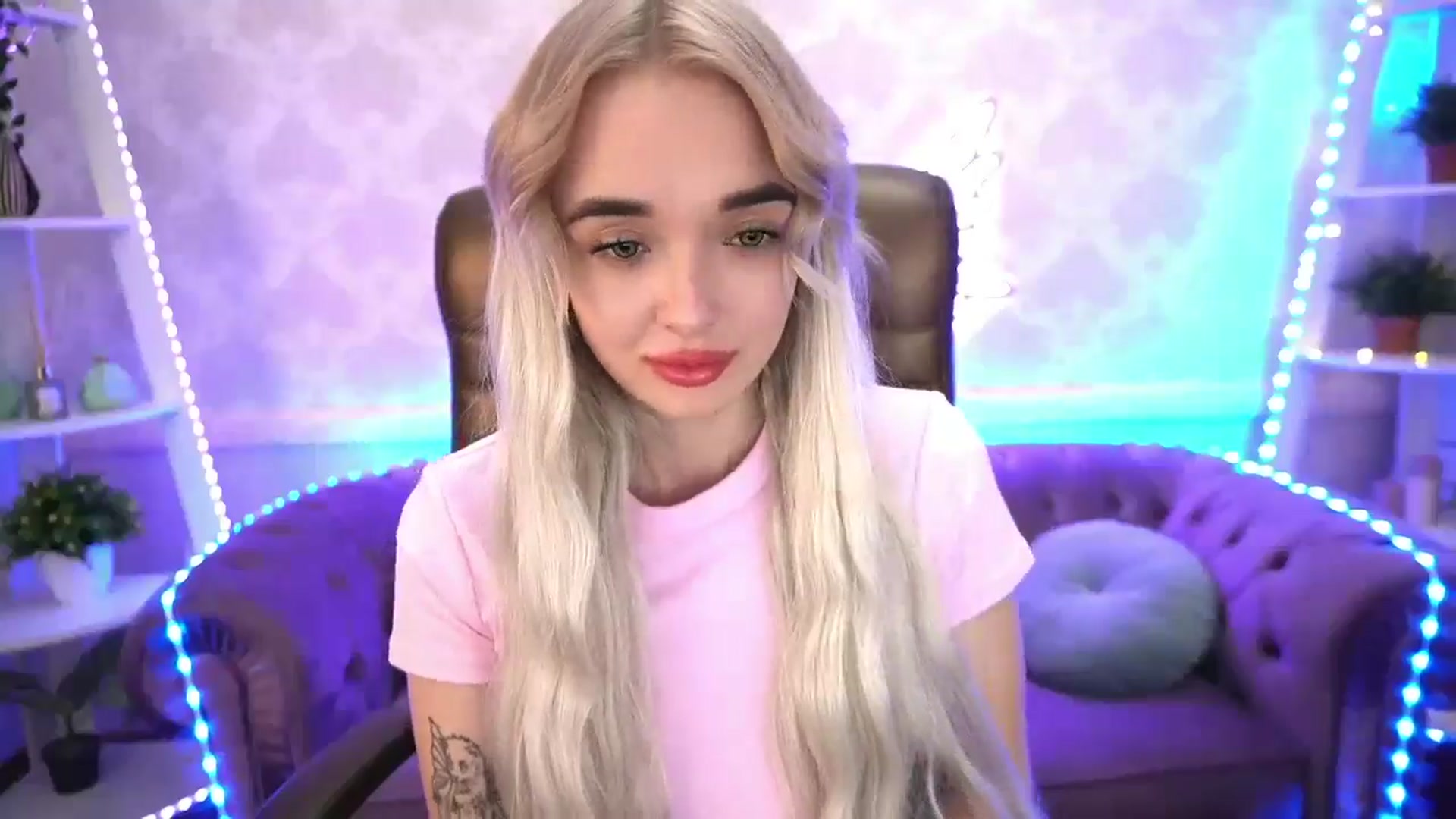 Gallery image thumbnail from TrixieHey's myfreecams stream on, 05/15/2024, 19:53 image 7 of 20
