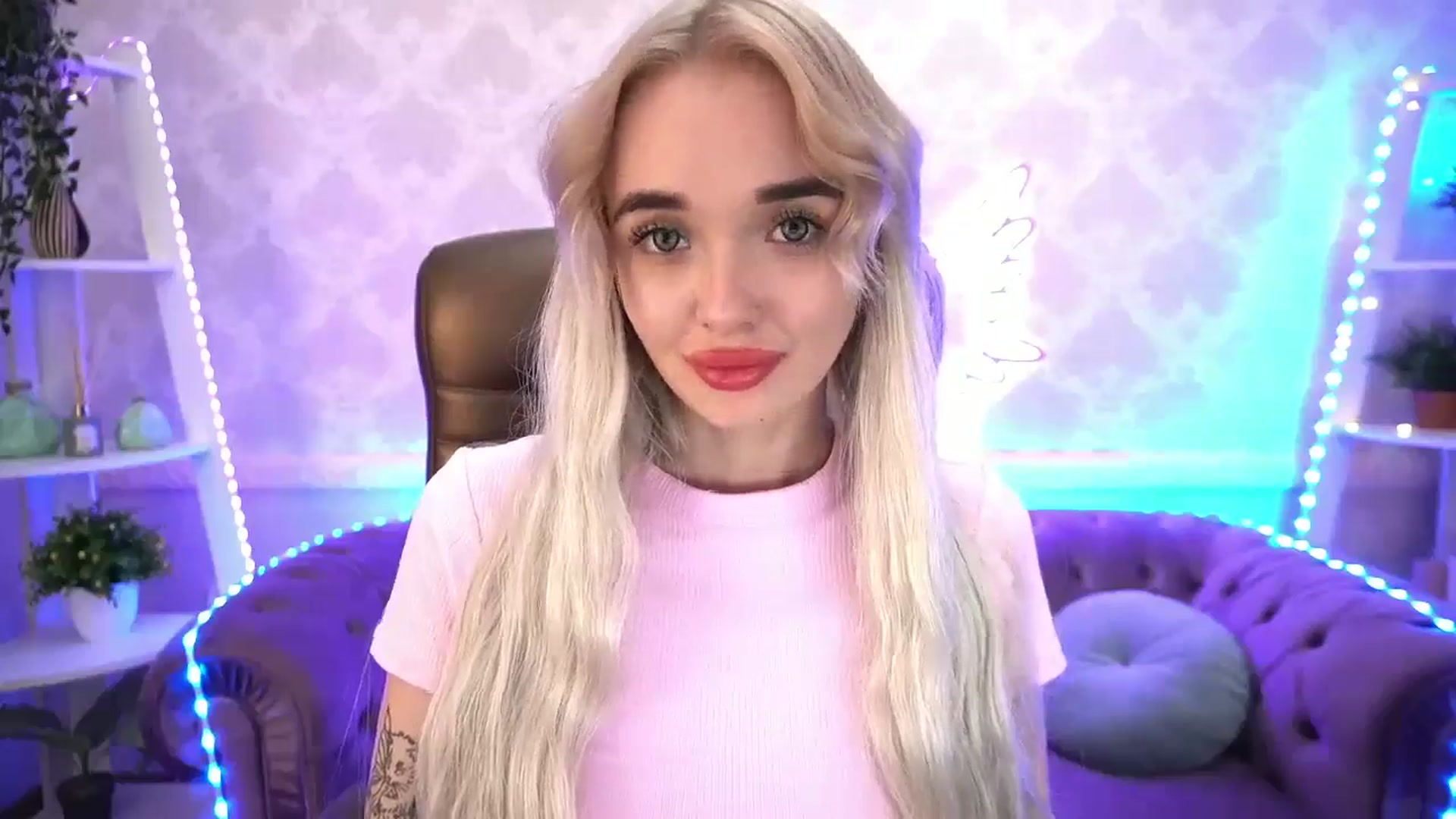 Gallery image thumbnail from TrixieHey's myfreecams stream on, 05/15/2024, 19:53 image 9 of 20