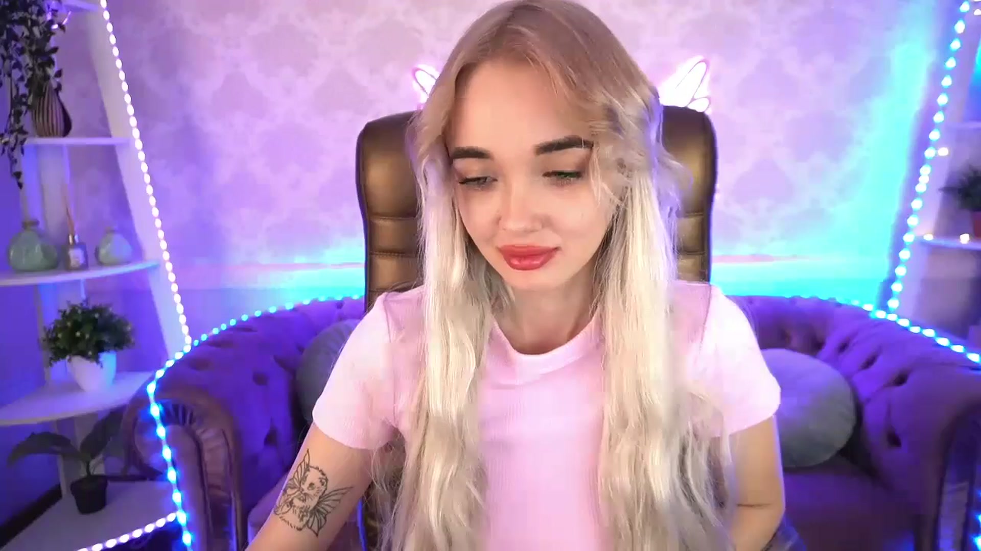 Gallery image thumbnail from TrixieHey's myfreecams stream on, 05/15/2024, 19:53 image 16 of 20