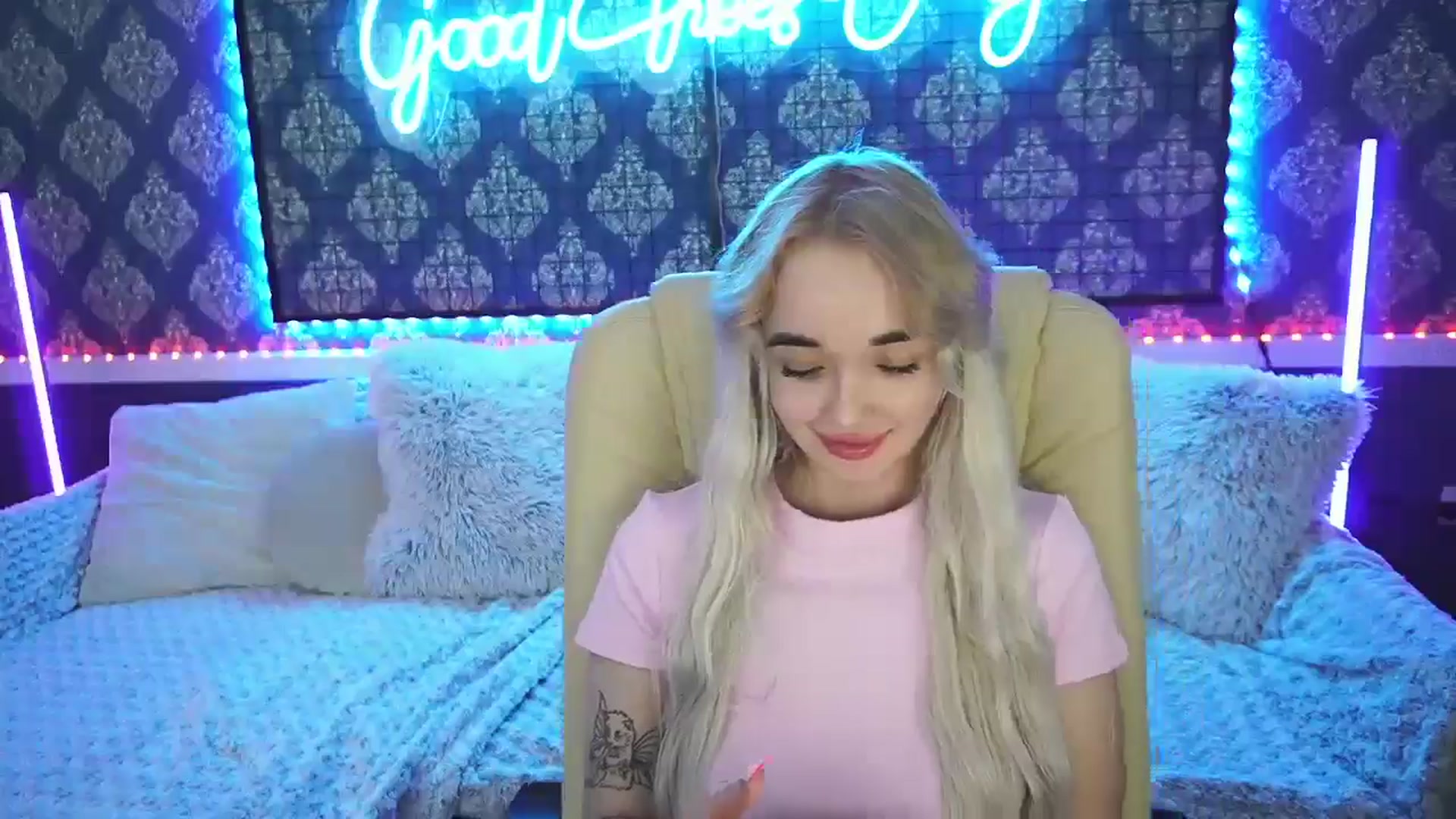 Gallery image thumbnail from TrixieHey's myfreecams stream on, 05/15/2024, 21:36 image 5 of 20