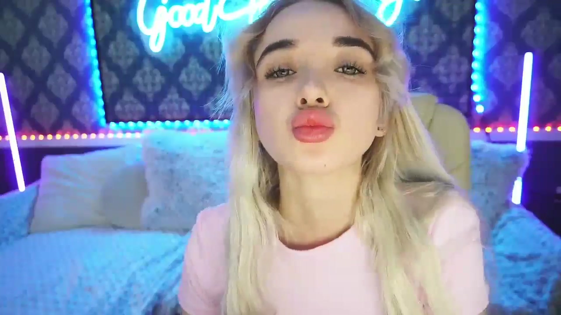 Gallery image thumbnail from TrixieHey's myfreecams stream on, 05/15/2024, 21:36 image 16 of 20