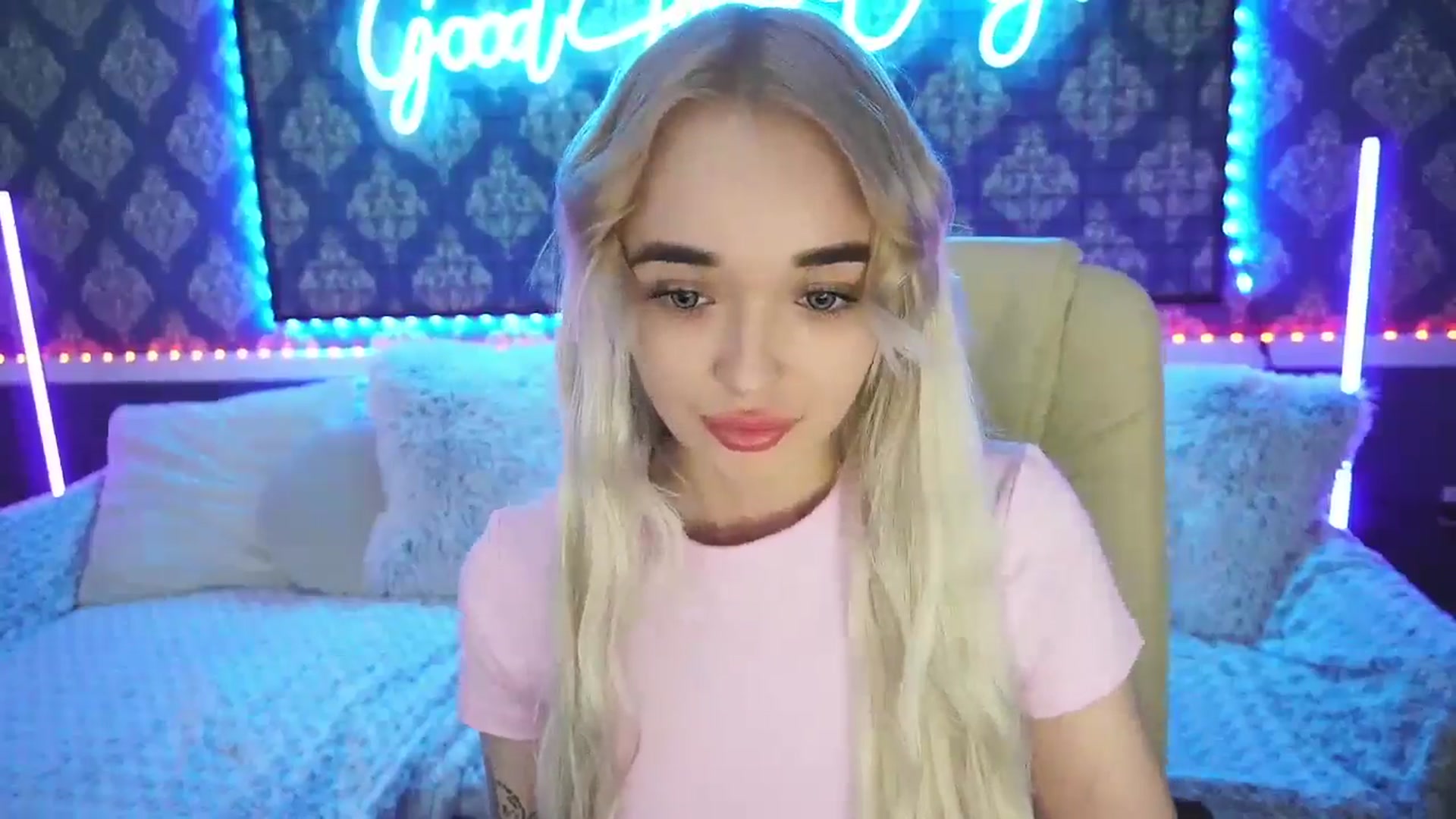 Gallery image thumbnail from TrixieHey's myfreecams stream on, 05/15/2024, 21:36 image 2 of 20