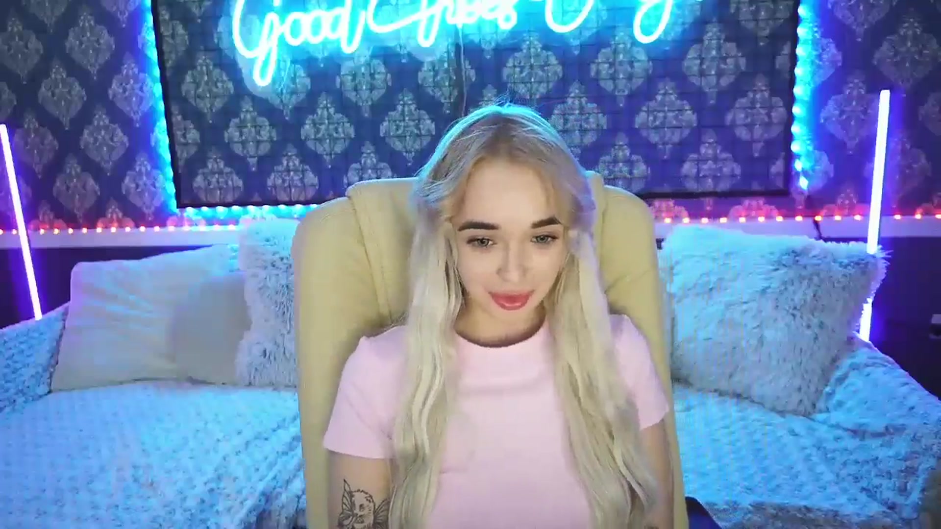 Gallery image thumbnail from TrixieHey's myfreecams stream on, 05/15/2024, 21:36 image 6 of 20
