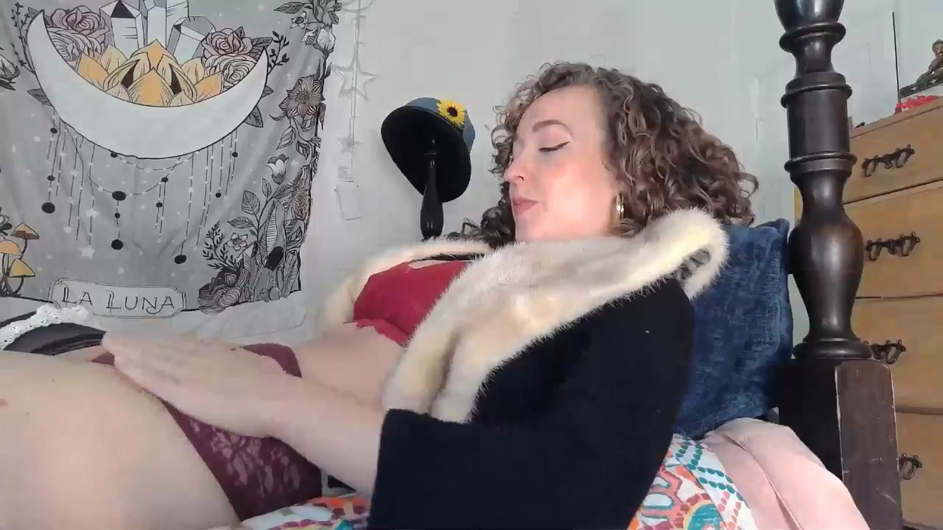Gallery image thumbnail from TrollopTaylor's myfreecams stream on, 12/19/2024, 20:25 image 10 of 20