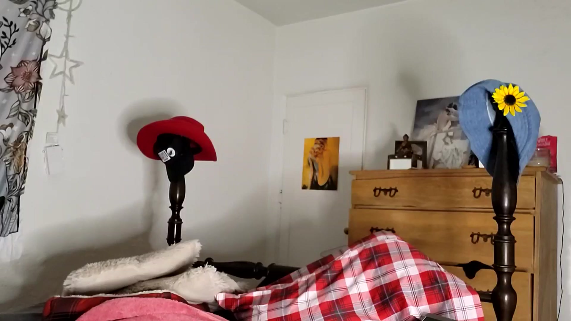 Gallery image thumbnail from TrollopTaylor's myfreecams stream on, 03/12/2025, 23:57 image 10 of 20