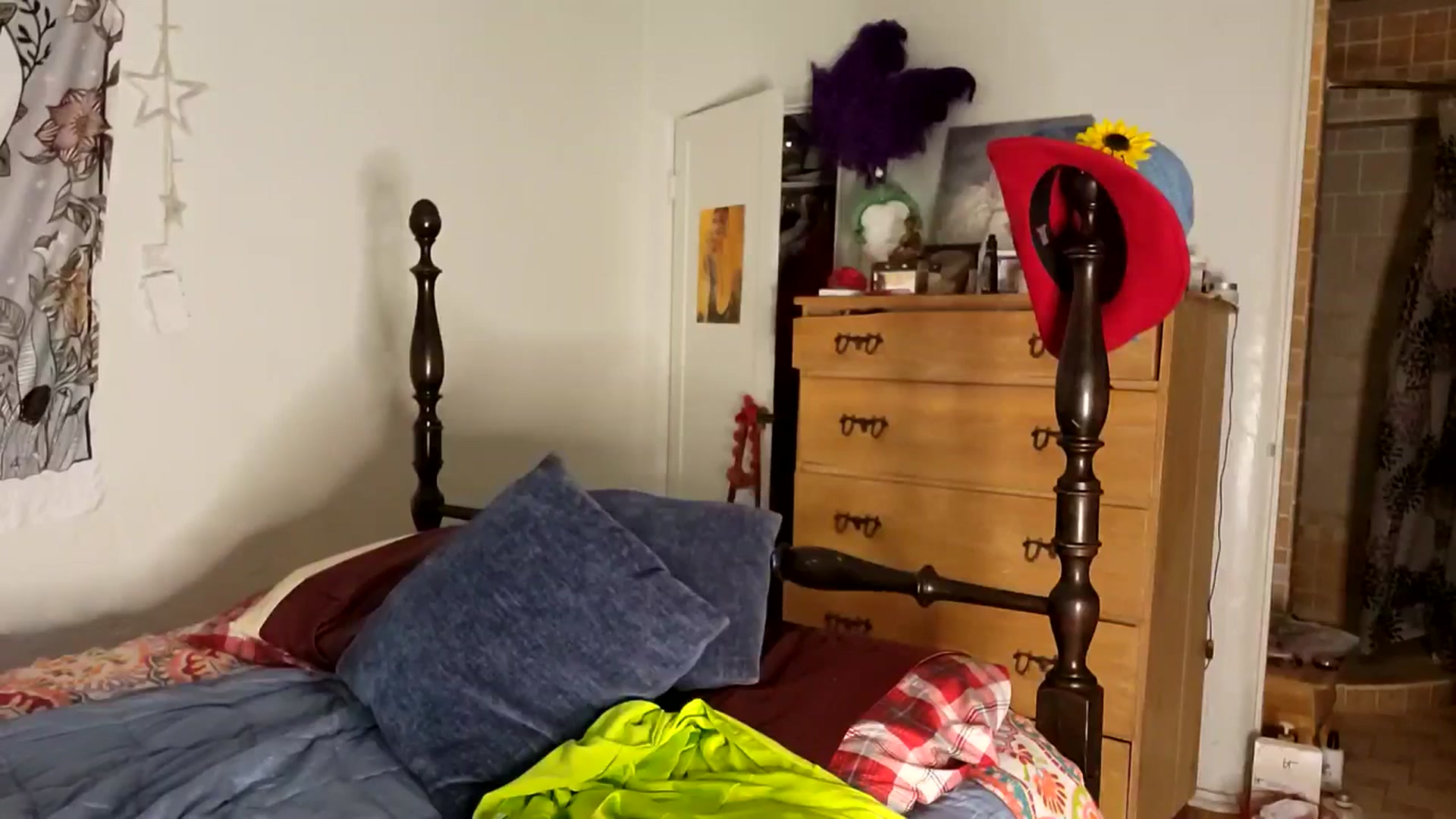 Gallery image thumbnail from TrollopTaylor's myfreecams stream on, 04/13/2026, 23:27 image 17 of 20