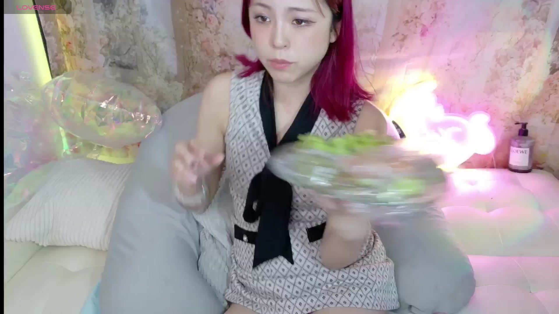 Gallery image thumbnail from Tsu_mu_gi_526's myfreecams stream on, 06/19/2025, 12:37 image 7 of 20