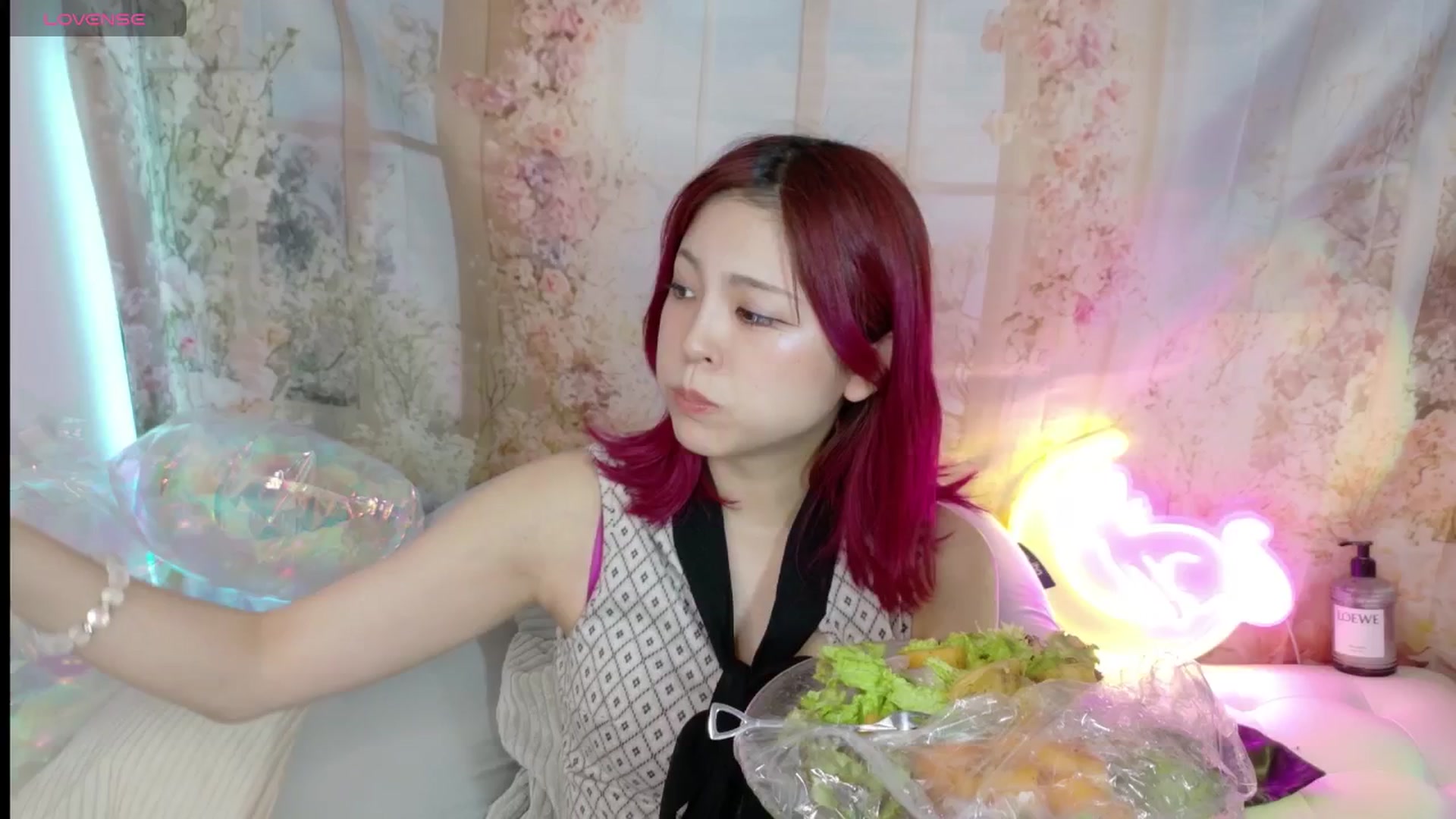 Gallery image thumbnail from Tsu_mu_gi_526's myfreecams stream on, 06/19/2025, 12:37 image 1 of 20