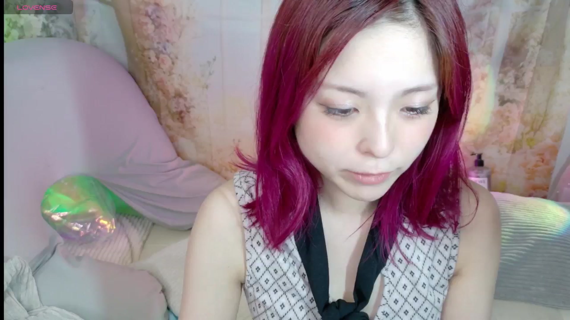 Gallery image thumbnail from Tsu_mu_gi_526's myfreecams stream on, 06/19/2025, 12:37 image 18 of 20