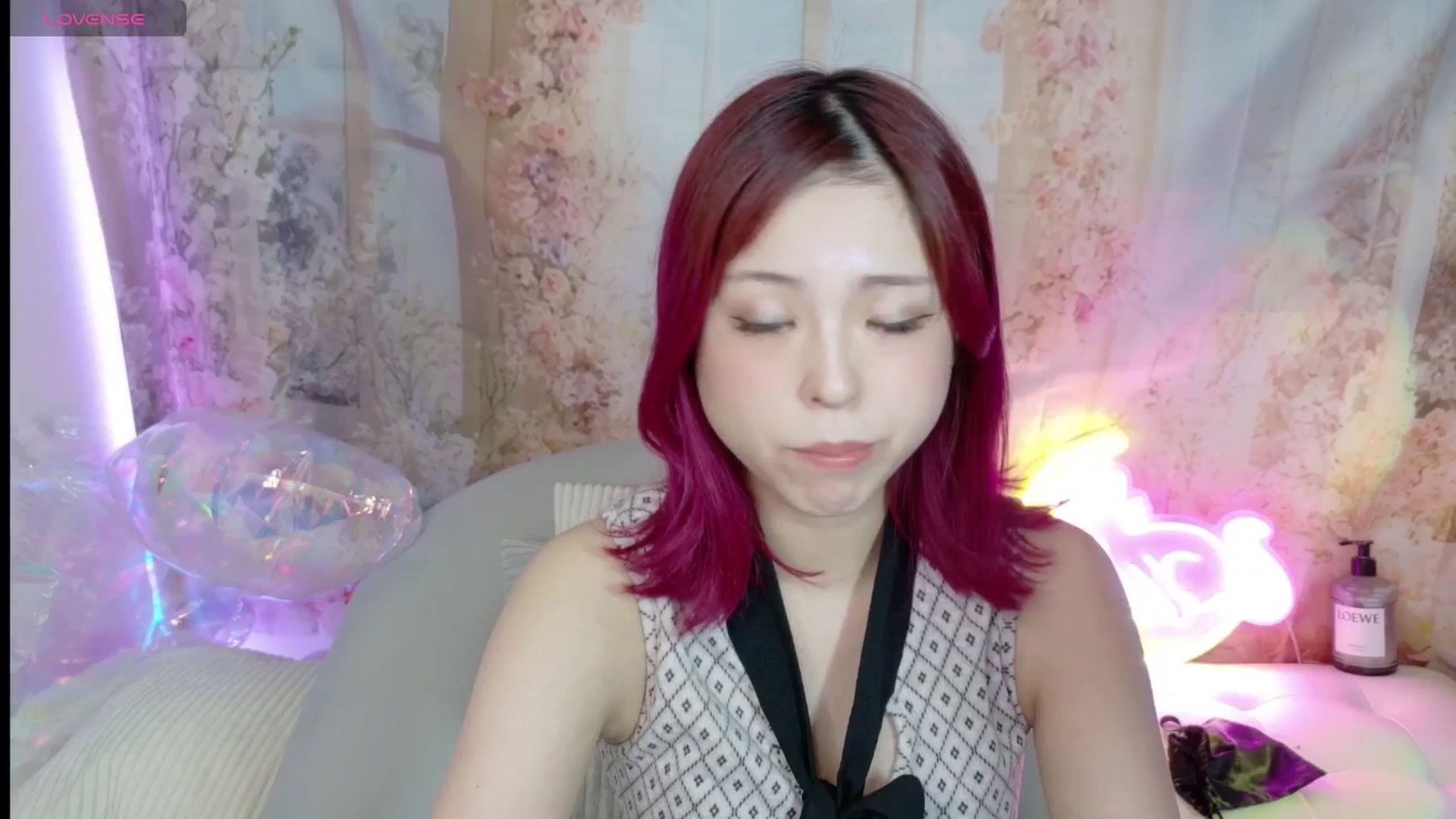 Gallery image thumbnail from Tsu_mu_gi_526's myfreecams stream on, 06/19/2025, 12:37 image 2 of 20