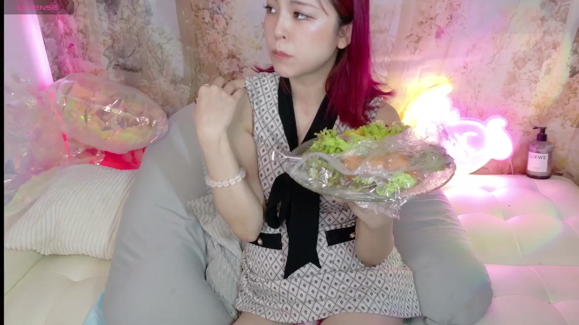 Gallery image thumbnail from Tsu_mu_gi_526's myfreecams stream on, 06/19/2025, 12:37 image 6 of 20