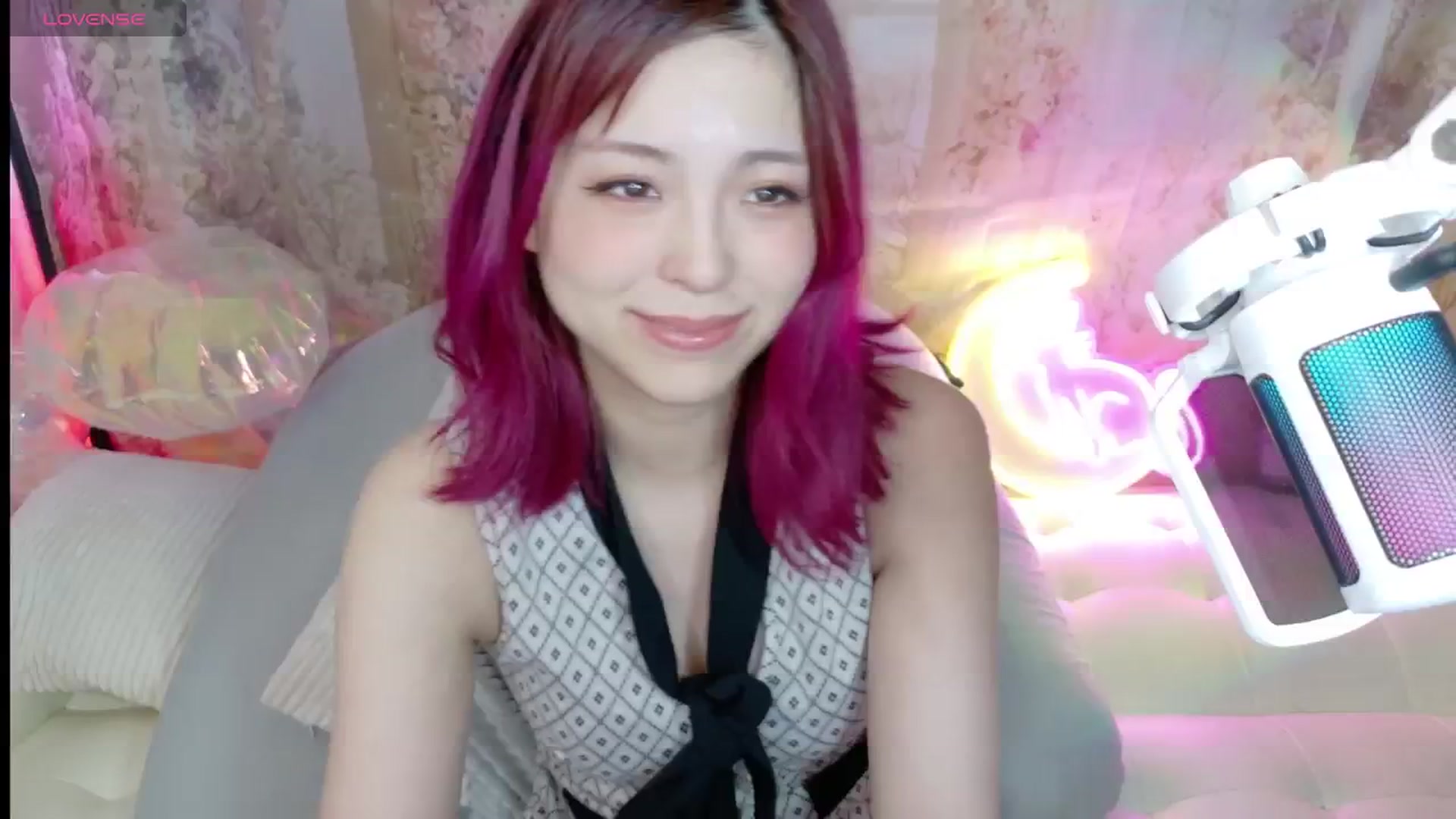 Gallery image thumbnail from Tsu_mu_gi_526's myfreecams stream on, 06/20/2025, 19:15 image 10 of 20
